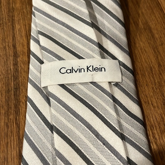 Calvin Klein 100% silk tie - Picture 2 of 2